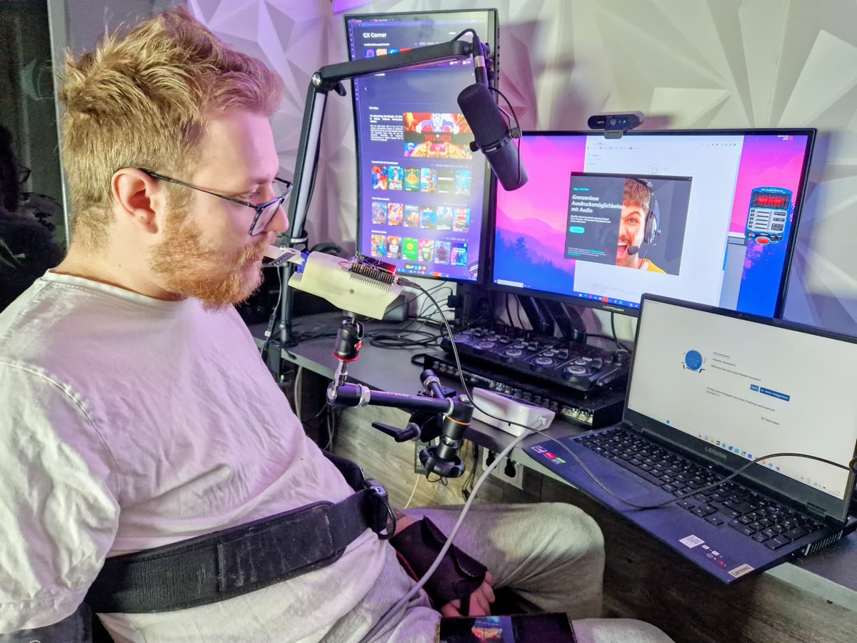 Florian sitzt vor mehreren Bildschirmen an seinem Gaming- und Streaming-Setup mit Mikrofon, Laptop und der IntegraMouse AIR.