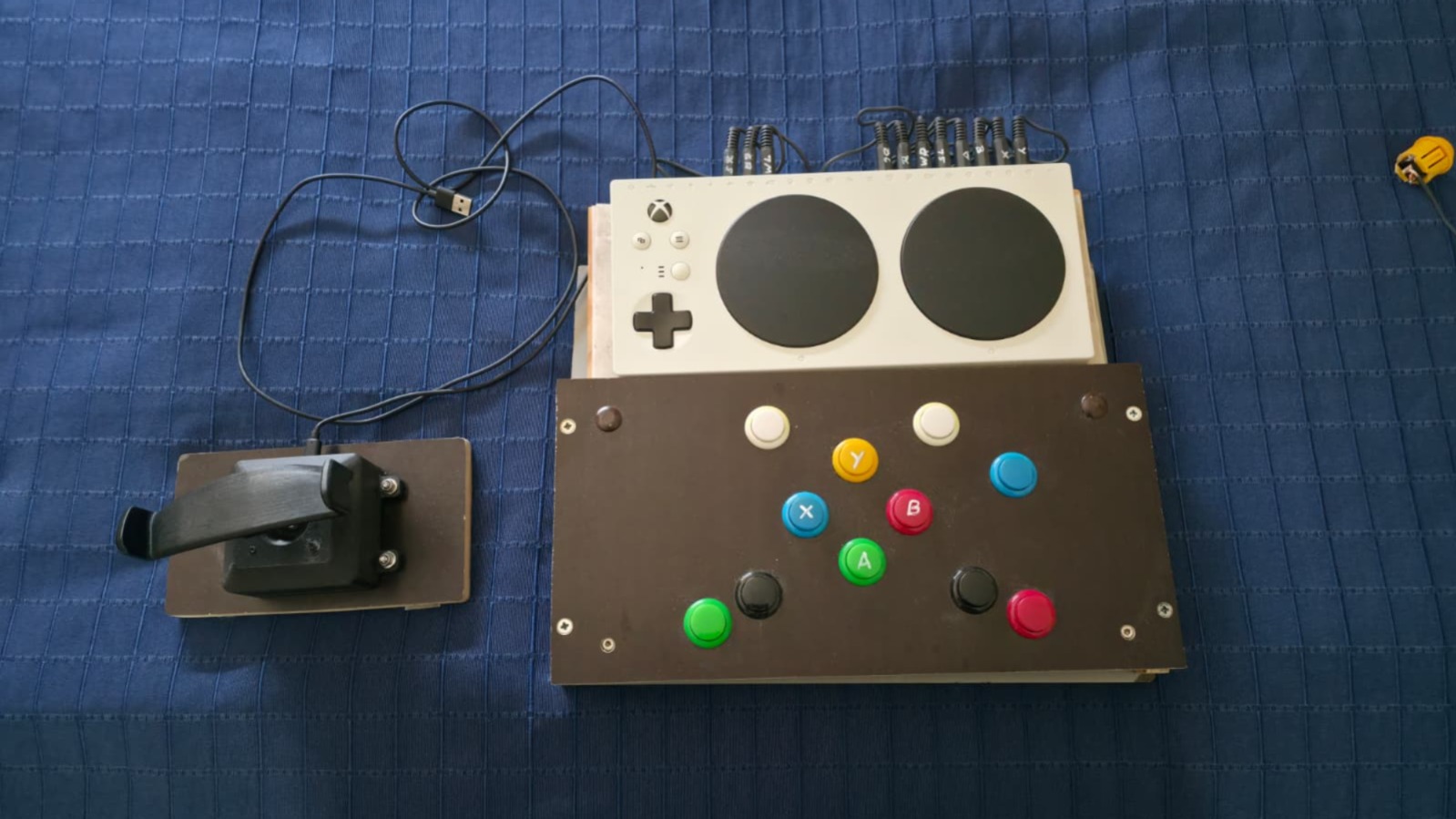 Svens Xbox-Setup: Adaptive Controller, Hand-Joystick und eine selbstgebaute Tastenbox